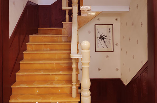 新洲中式别墅室内汉白玉石楼梯的定制安装装饰效果